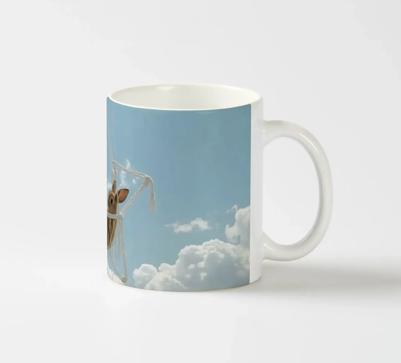 Mignon lapin heureux dans un hamac en macramé sur fond de ciel mug en céramique de DesignDoodle