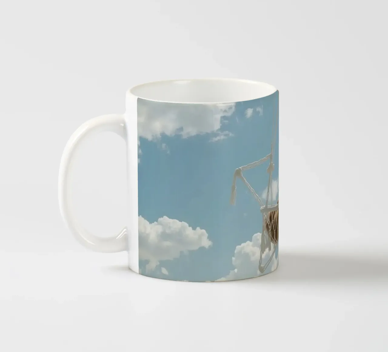 Mignon lapin heureux dans un hamac en macramé sur fond de ciel mug en céramique de DesignDoodle