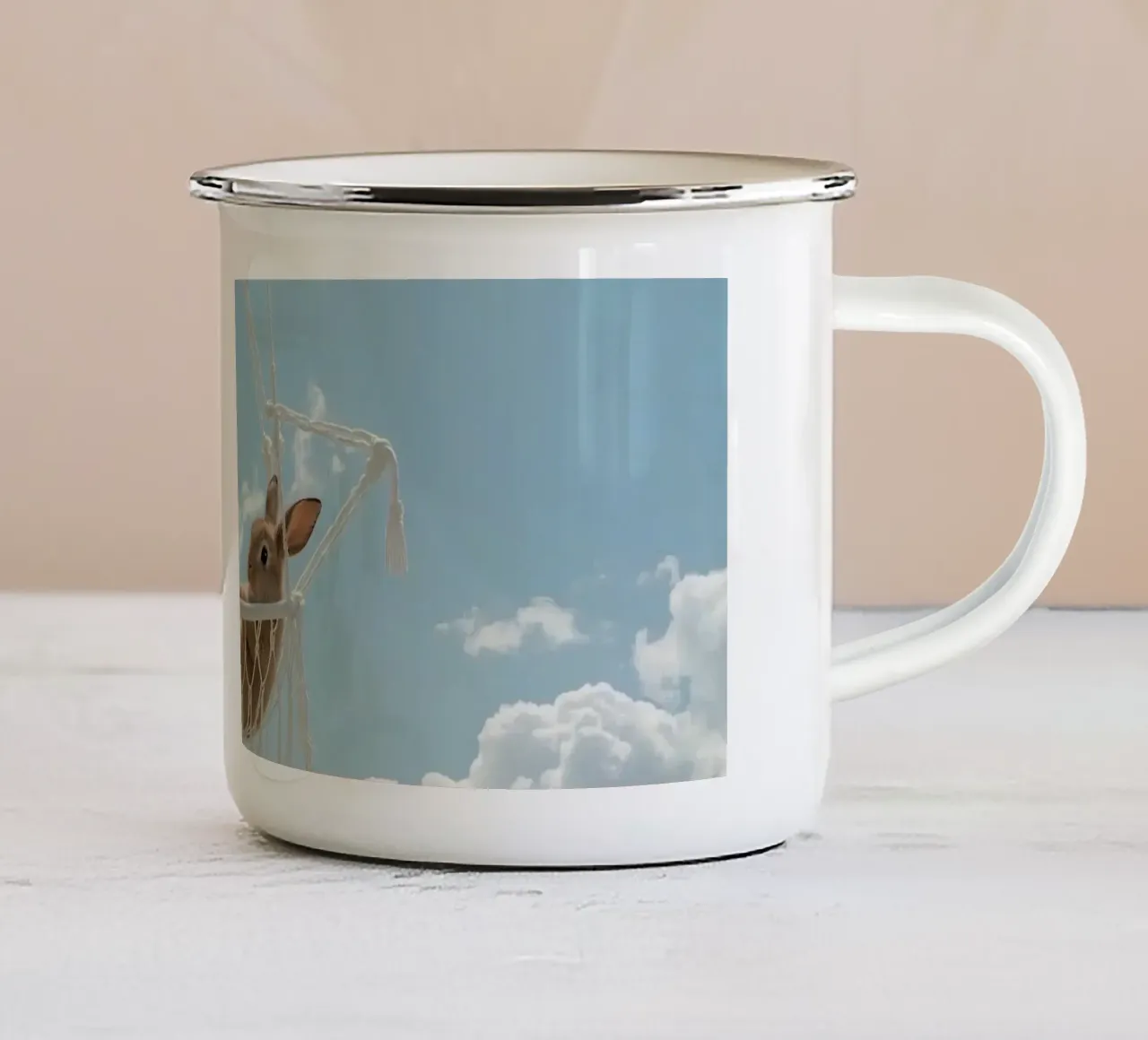 Mignon lapin heureux dans un hamac en macramé sur fond de ciel mug en émail de DesignDoodle