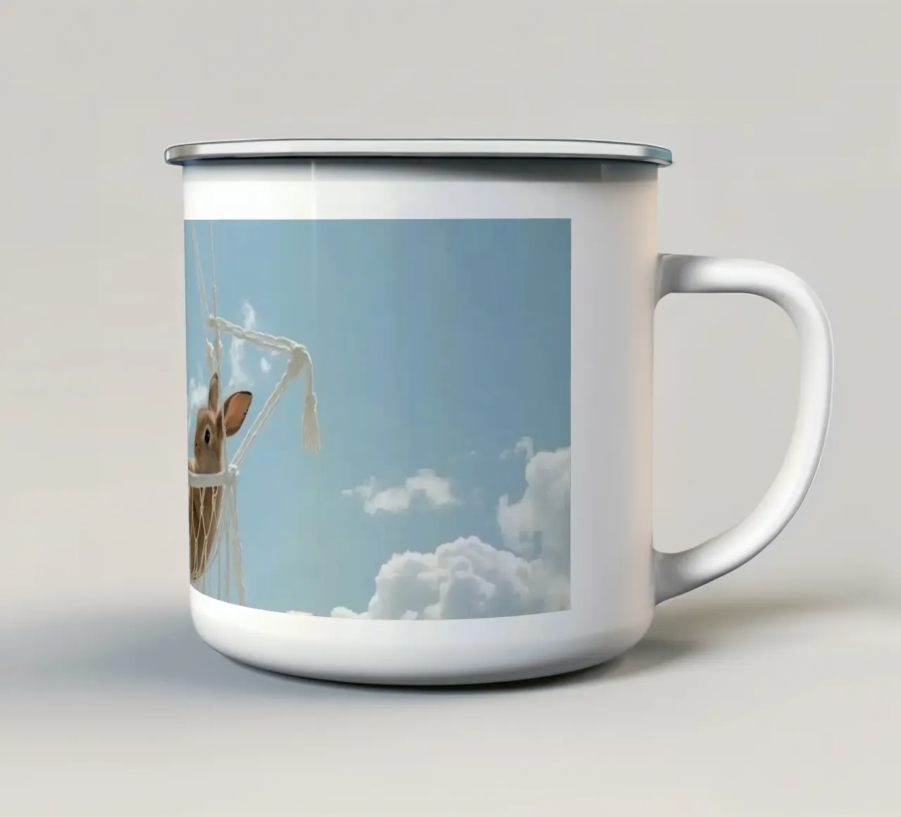Mignon lapin heureux dans un hamac en macramé sur fond de ciel mug en émail de DesignDoodle