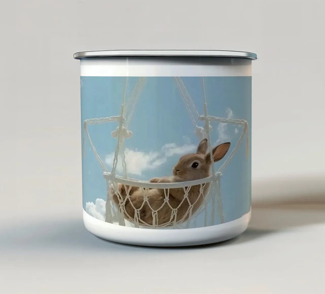 Mignon lapin heureux dans un hamac en macramé sur fond de ciel mug en émail de DesignDoodle