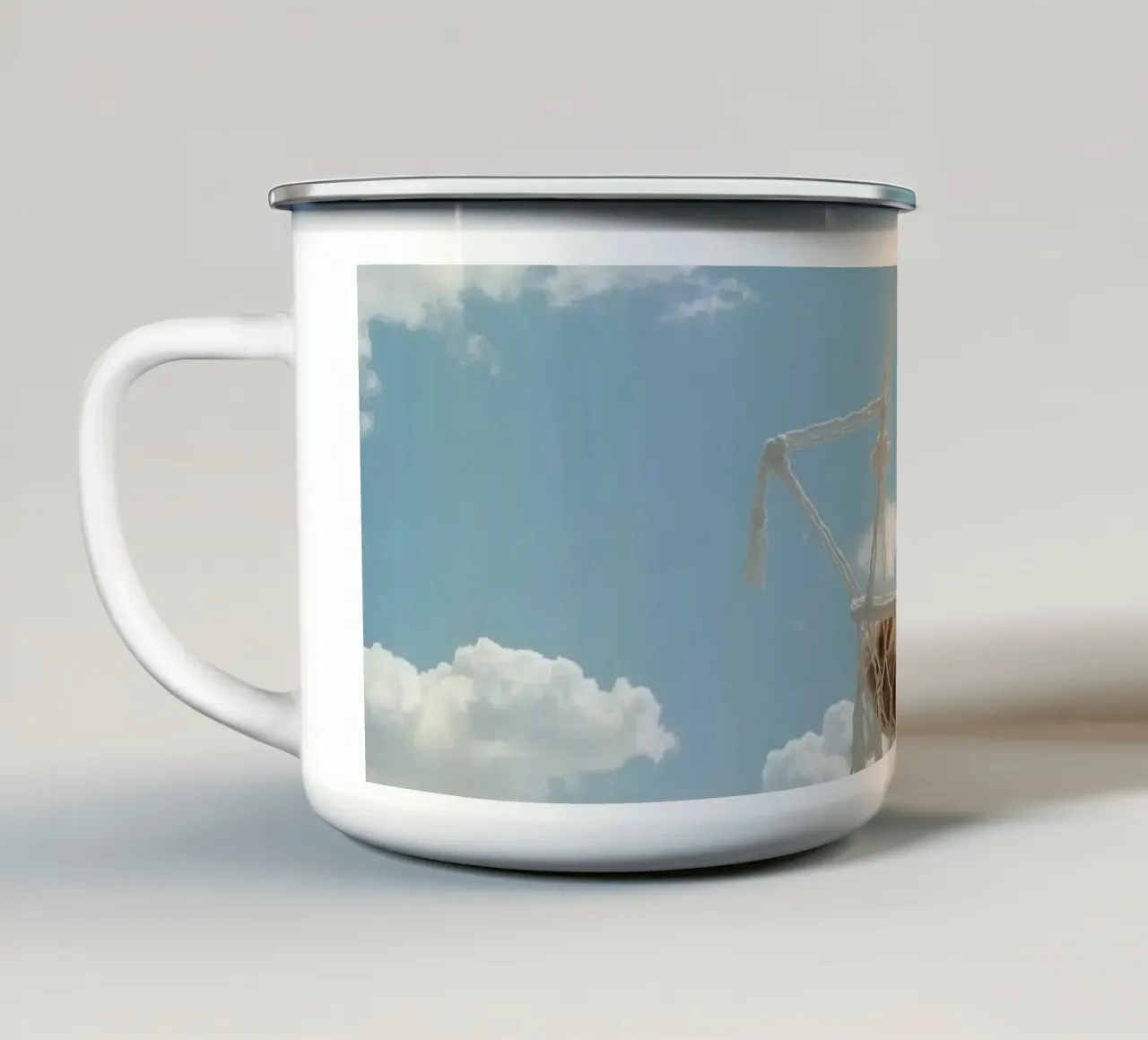 Mignon lapin heureux dans un hamac en macramé sur fond de ciel mug en émail de DesignDoodle