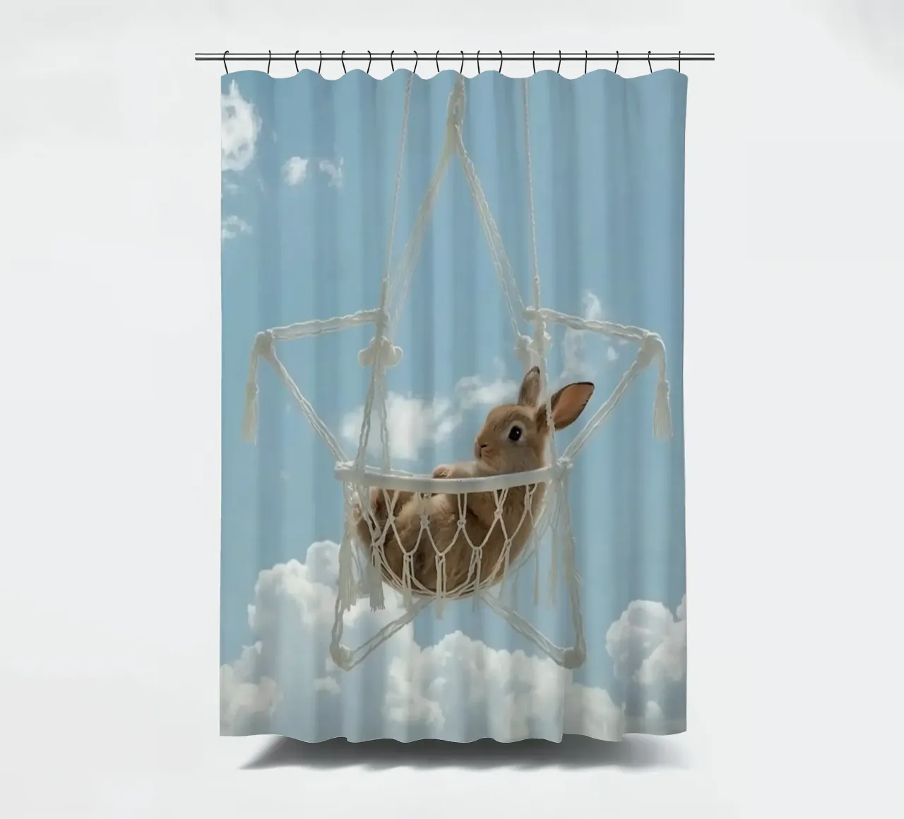 Simpatico coniglietto felice in amaca Macrame contro il cielo tenda da doccia da DesignDoodle