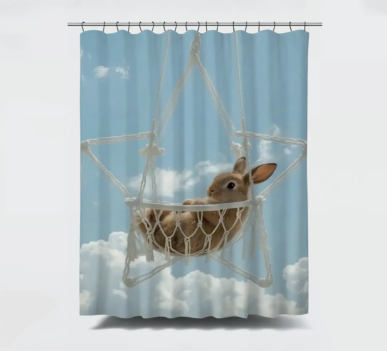 Simpatico coniglietto felice in amaca Macrame contro il cielo tenda da doccia da DesignDoodle