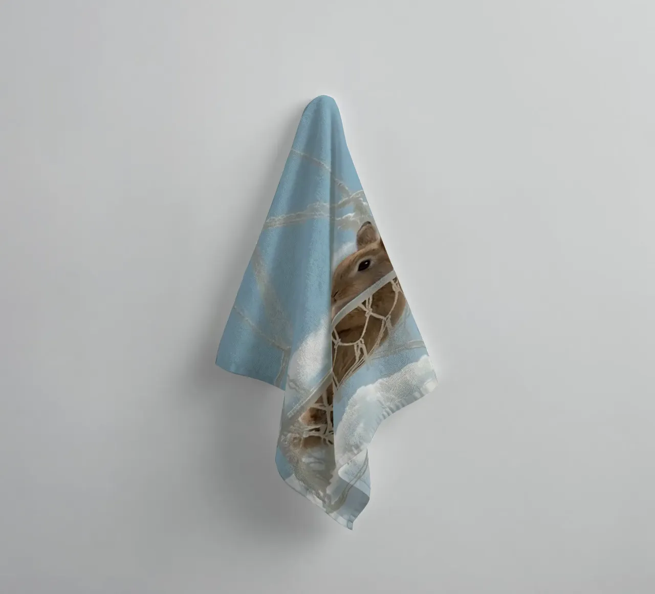 Mignon lapin heureux dans un hamac en macramé sur fond de ciel serviette de bain de DesignDoodle