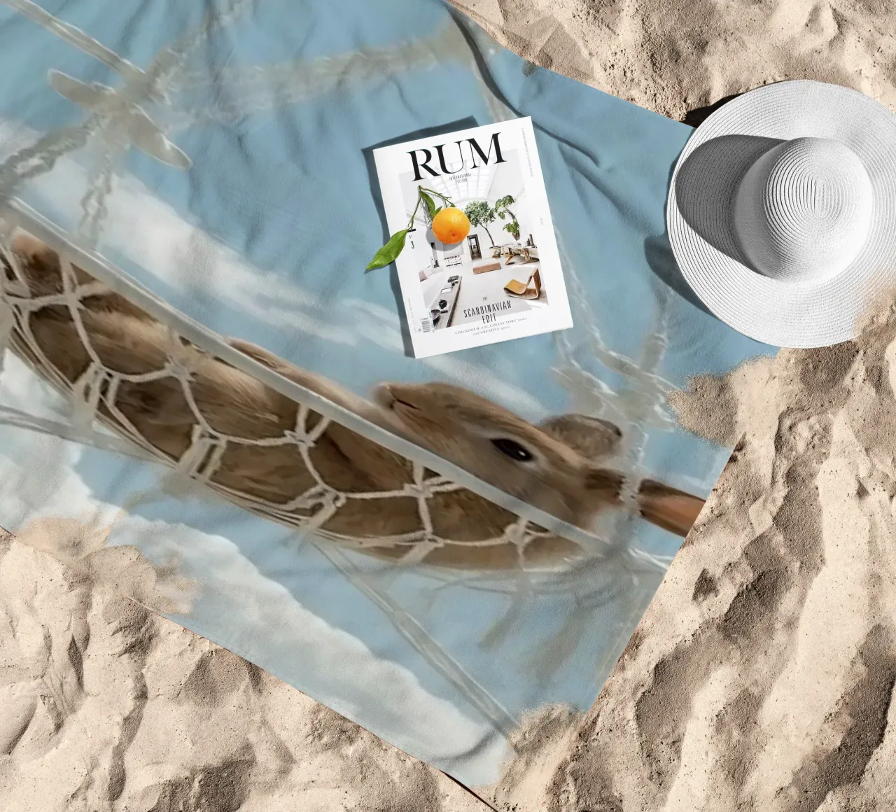Mignon lapin heureux dans un hamac en macramé sur fond de ciel serviette de plage de DesignDoodle