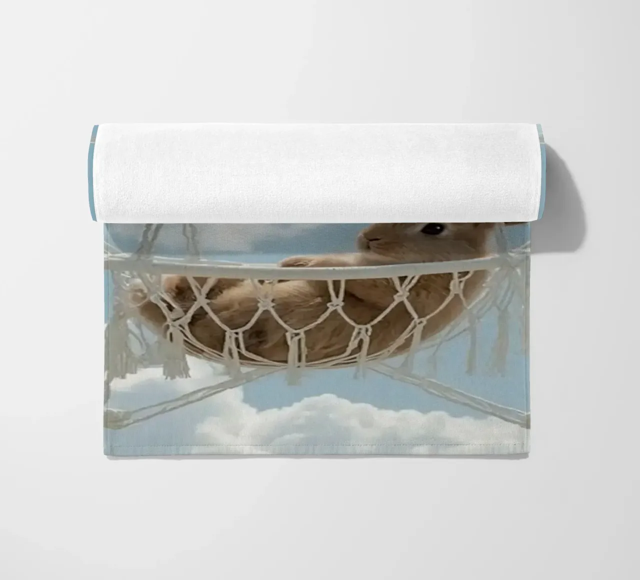Mignon lapin heureux dans un hamac en macramé sur fond de ciel serviette de plage de DesignDoodle