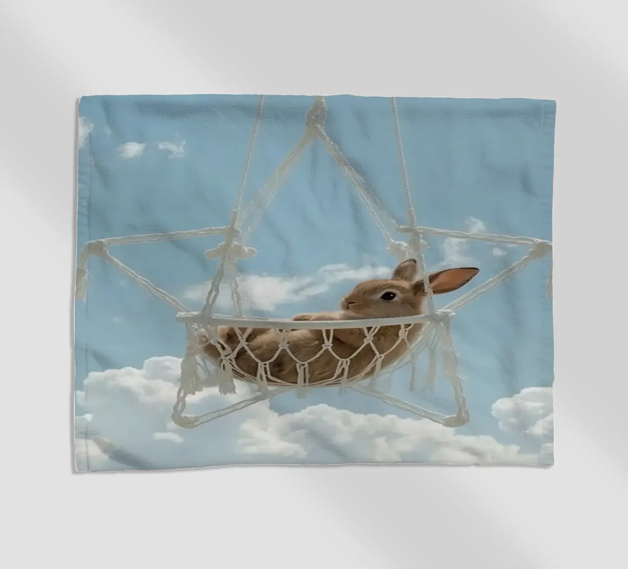Mignon lapin heureux dans un hamac en macramé sur fond de ciel serviette de plage de DesignDoodle