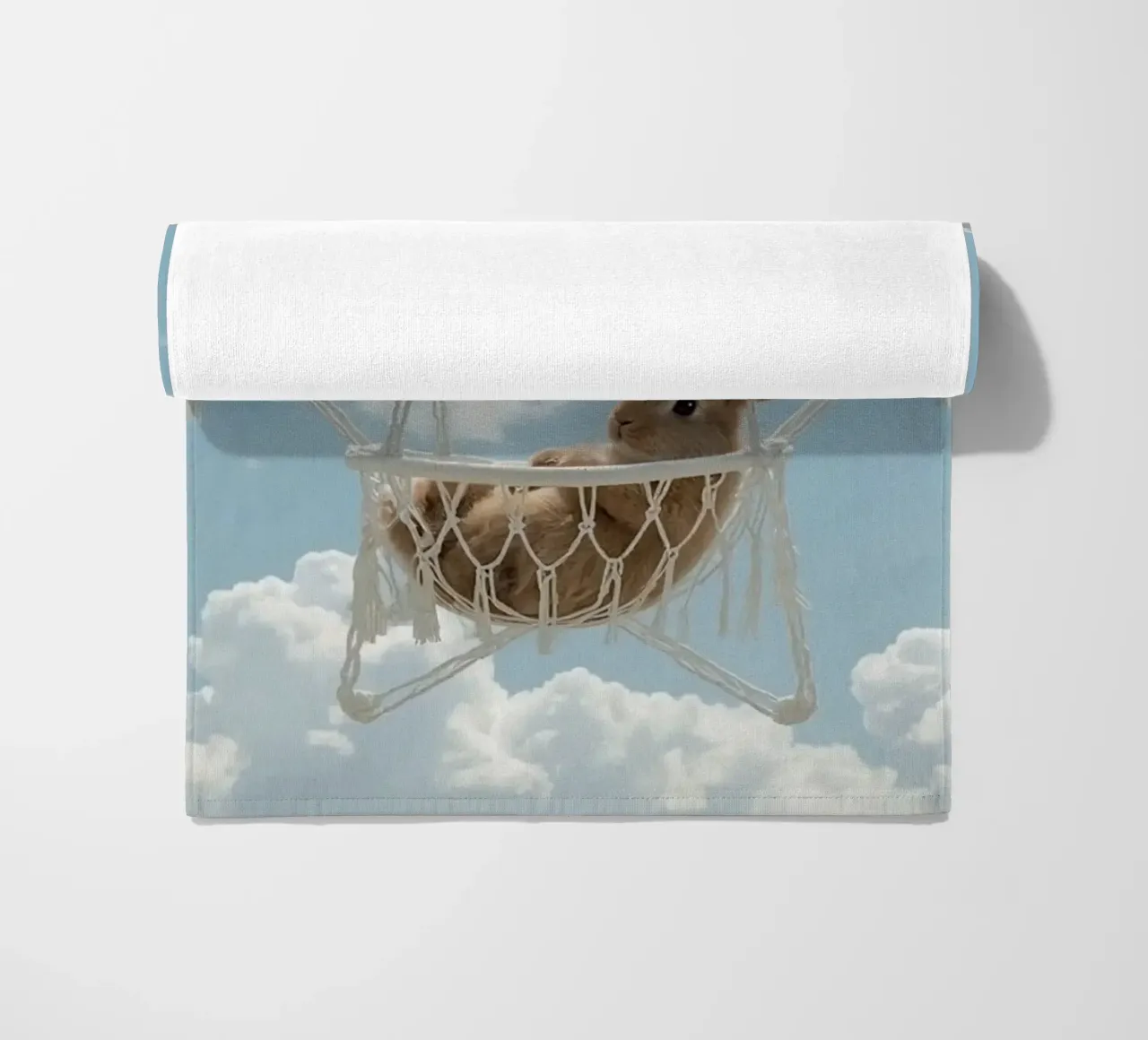 Mignon lapin heureux dans un hamac en macramé sur fond de ciel serviette de plage de DesignDoodle