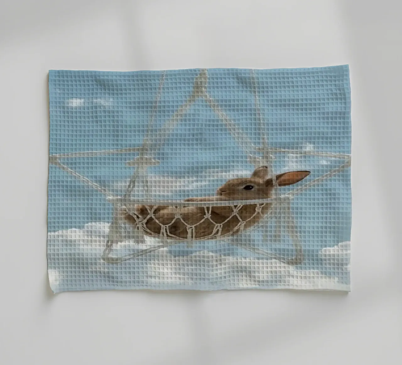 Simpatico coniglietto felice in amaca Macrame contro il cielo canovaccio da cucina da DesignDoodle