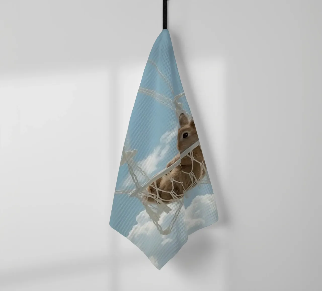 Simpatico coniglietto felice in amaca Macrame contro il cielo canovaccio da cucina da DesignDoodle