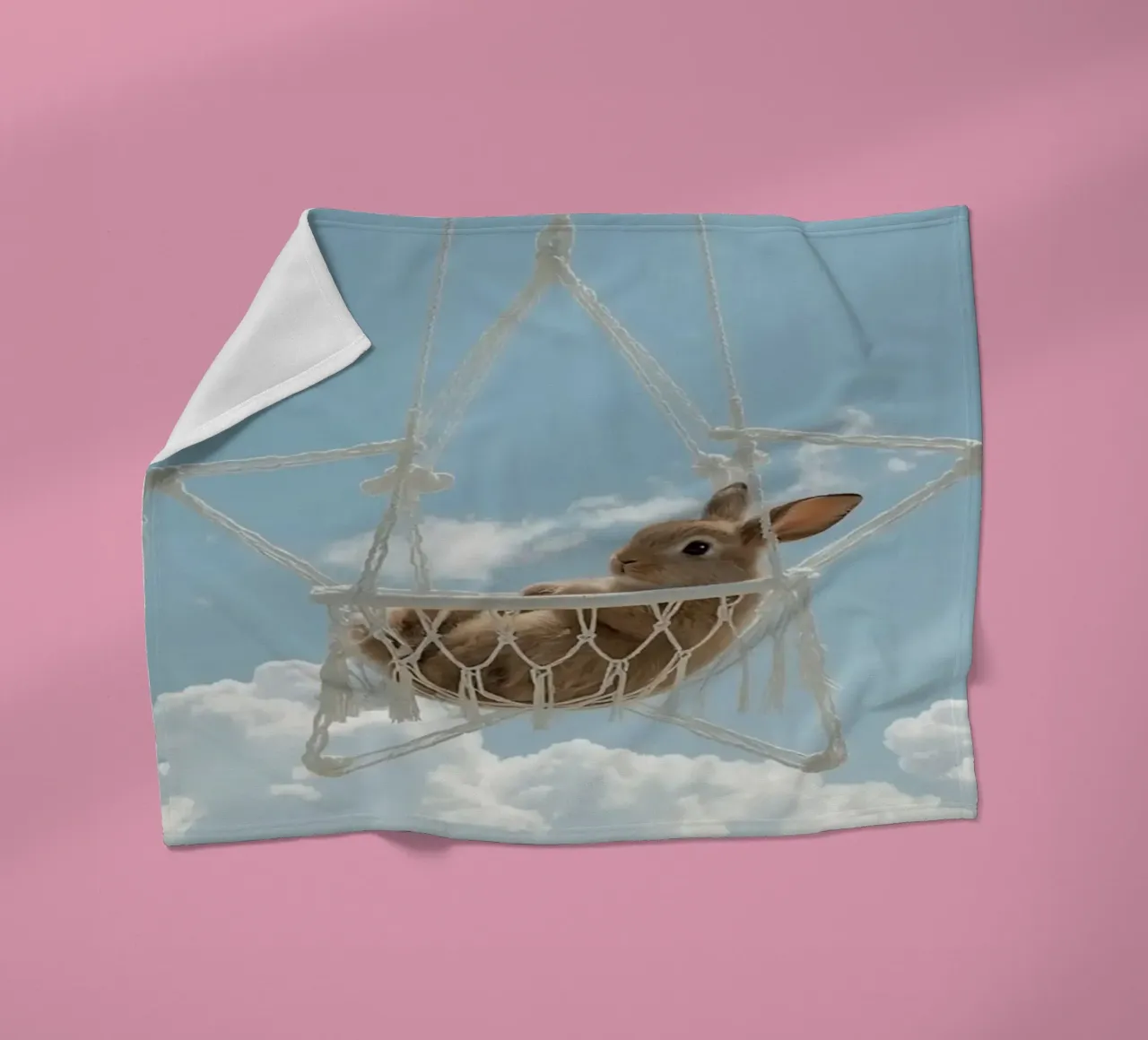 Mignon lapin heureux dans un hamac en macramé sur fond de ciel plaid polaire de DesignDoodle