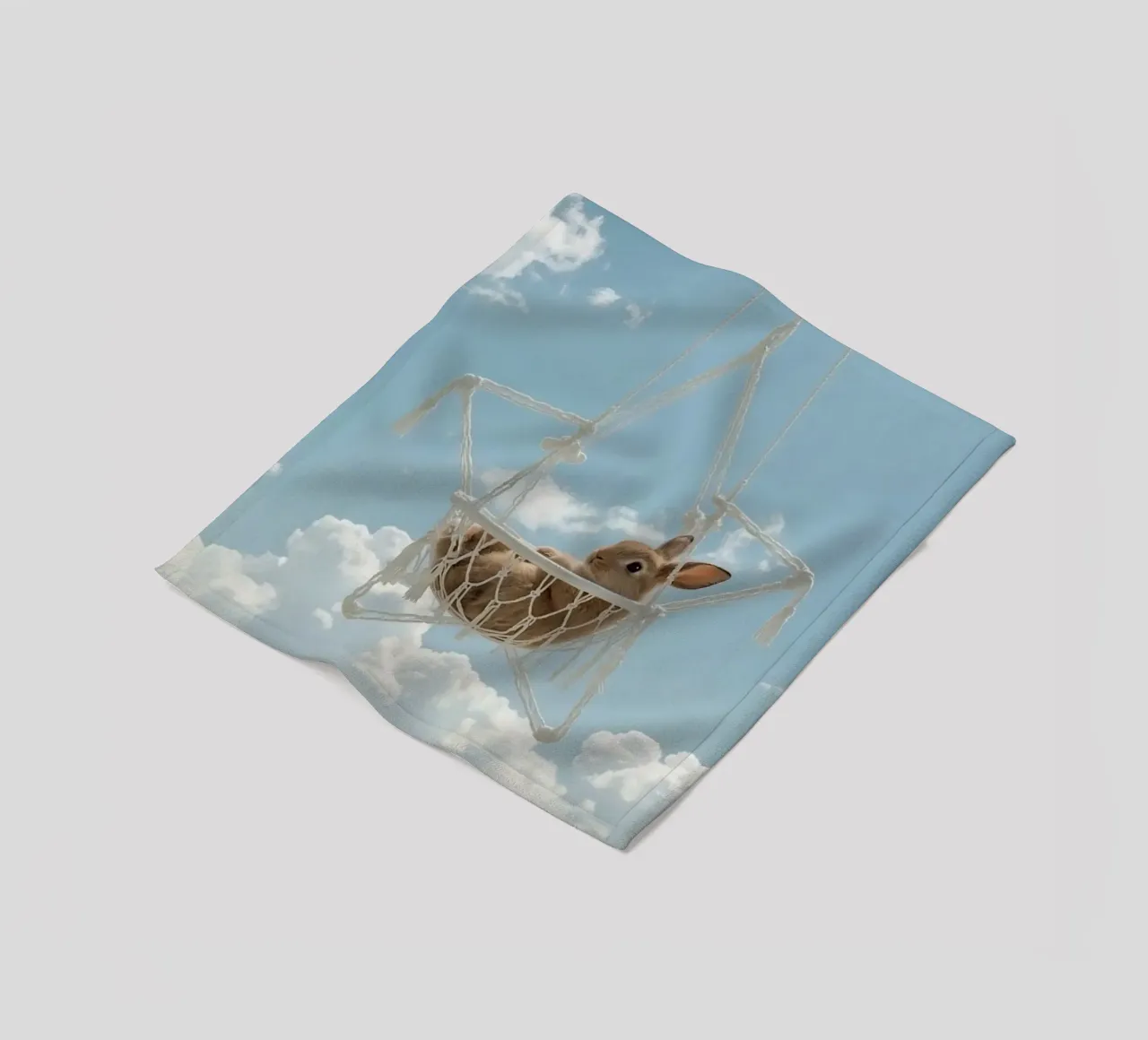 Mignon lapin heureux dans un hamac en macramé sur fond de ciel plaid polaire de DesignDoodle