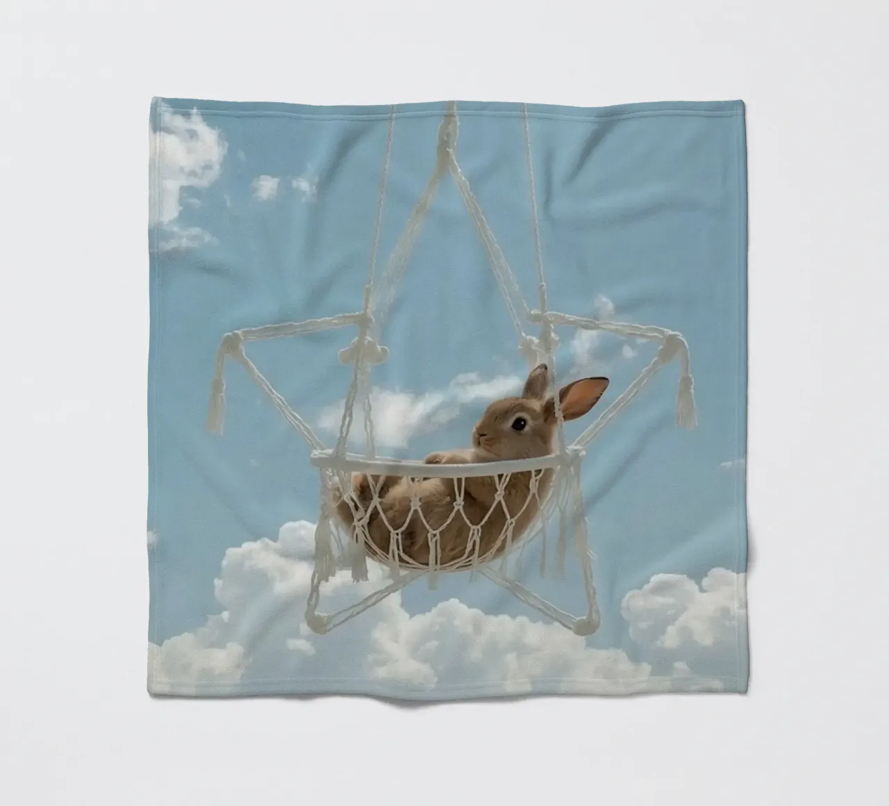 Mignon lapin heureux dans un hamac en macramé sur fond de ciel plaid polaire de DesignDoodle
