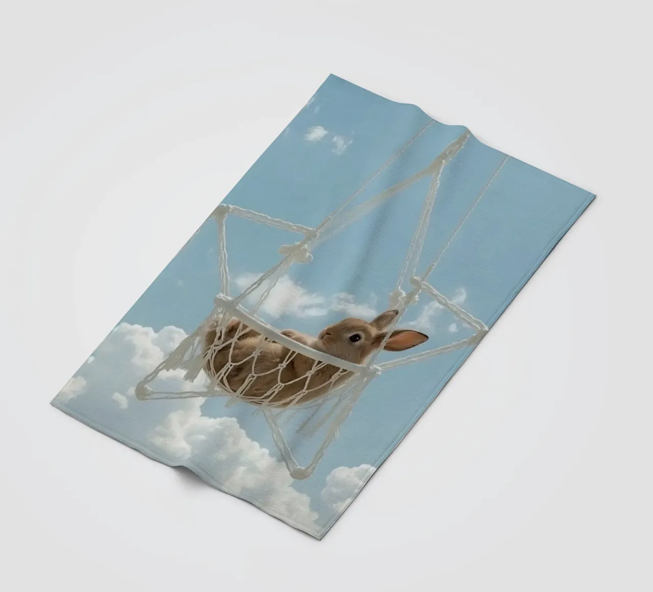 Mignon lapin heureux dans un hamac en macramé sur fond de ciel plaid polaire de DesignDoodle