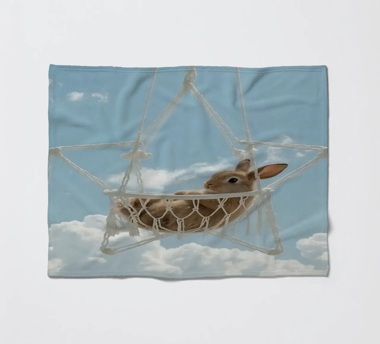 Mignon lapin heureux dans un hamac en macramé sur fond de ciel plaid polaire de DesignDoodle