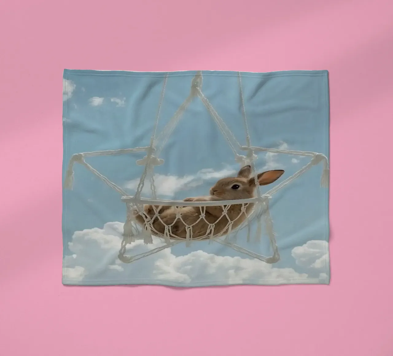 Mignon lapin heureux dans un hamac en macramé sur fond de ciel plaid polaire de DesignDoodle