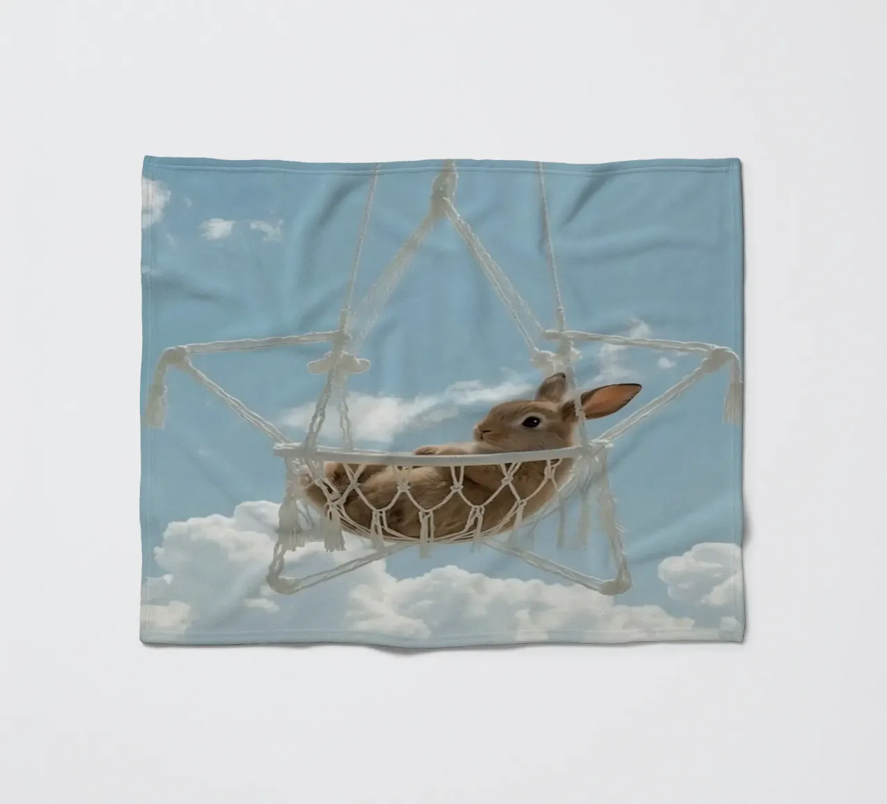Mignon lapin heureux dans un hamac en macramé sur fond de ciel plaid polaire de DesignDoodle