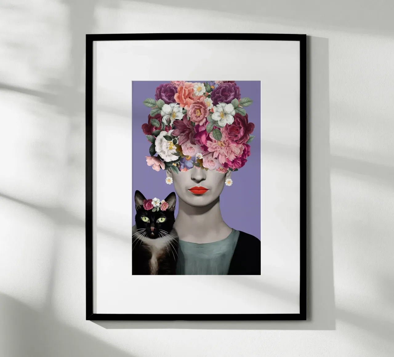 Frida viola-rosa Floreale poster con telaio in alluminio da Carinaprint