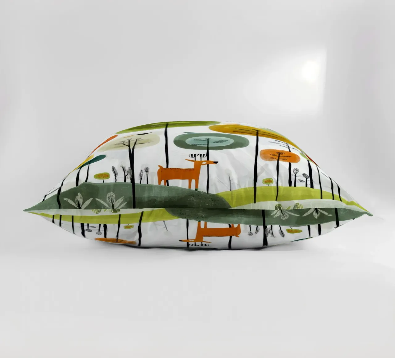 Foresta stravagante con cervi e uccelli cuscino da Artbyvo