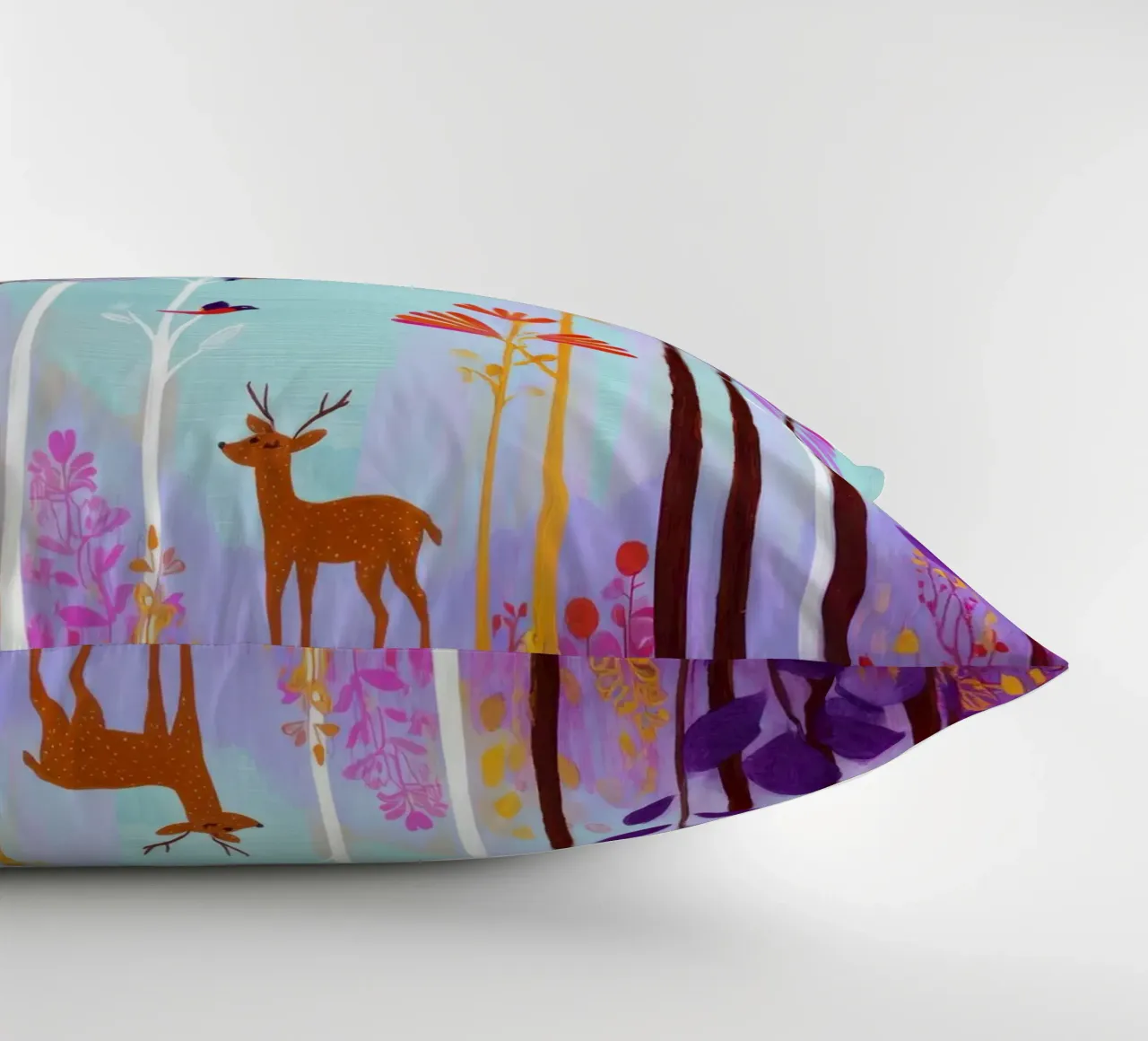 Foresta incantata colorata con cervi e uccelli cuscino da Artbyvo