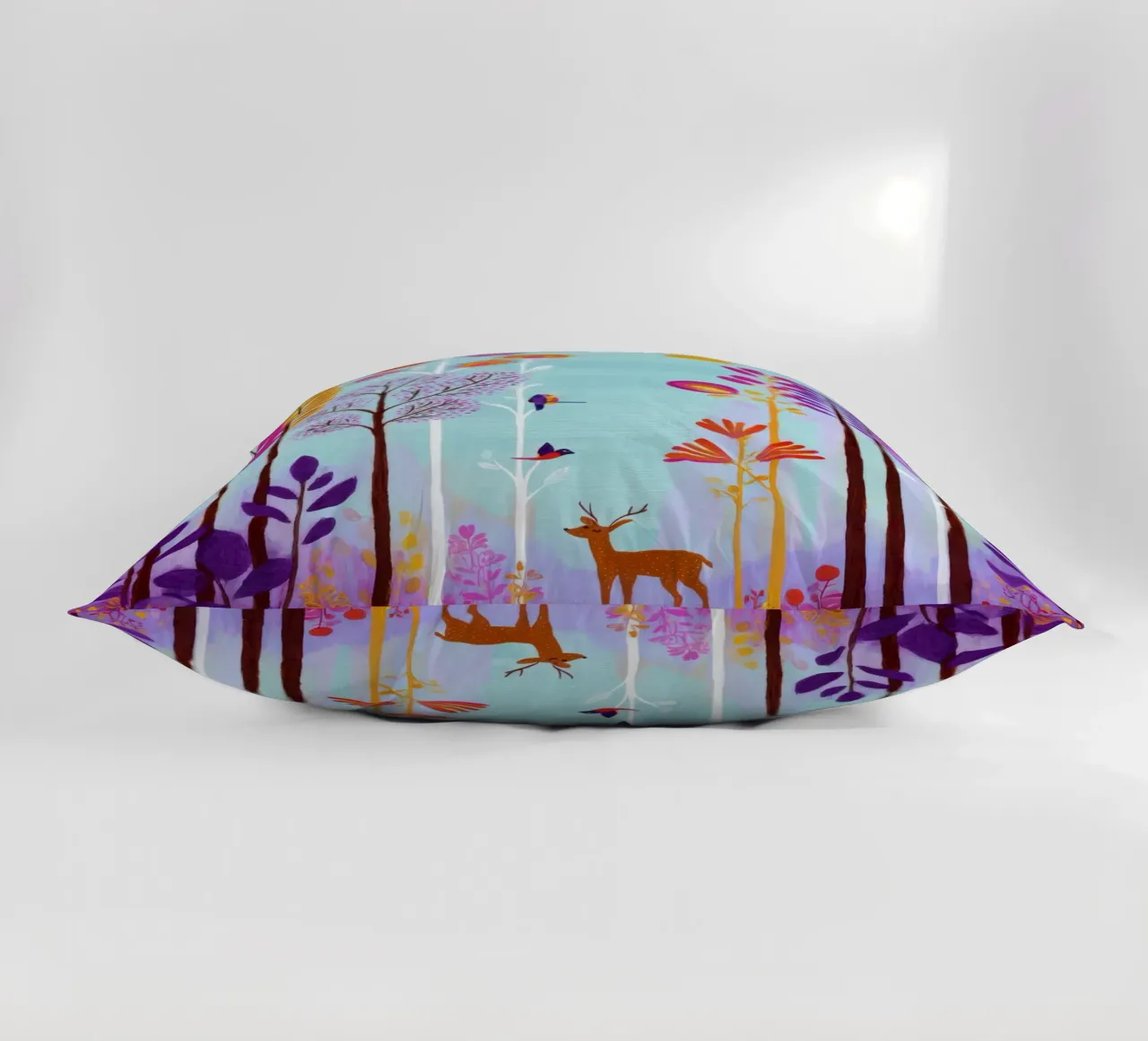 Foresta incantata colorata con cervi e uccelli cuscino da Artbyvo