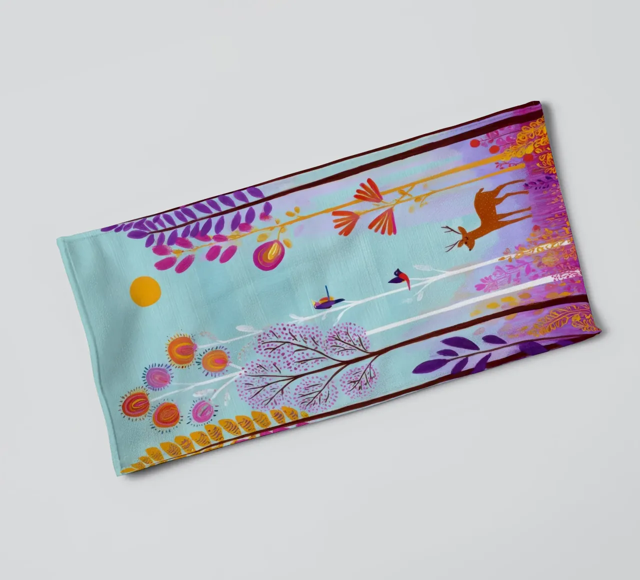 Foresta incantata colorata con cervi e uccelli asciugamano da bagno da Artbyvo