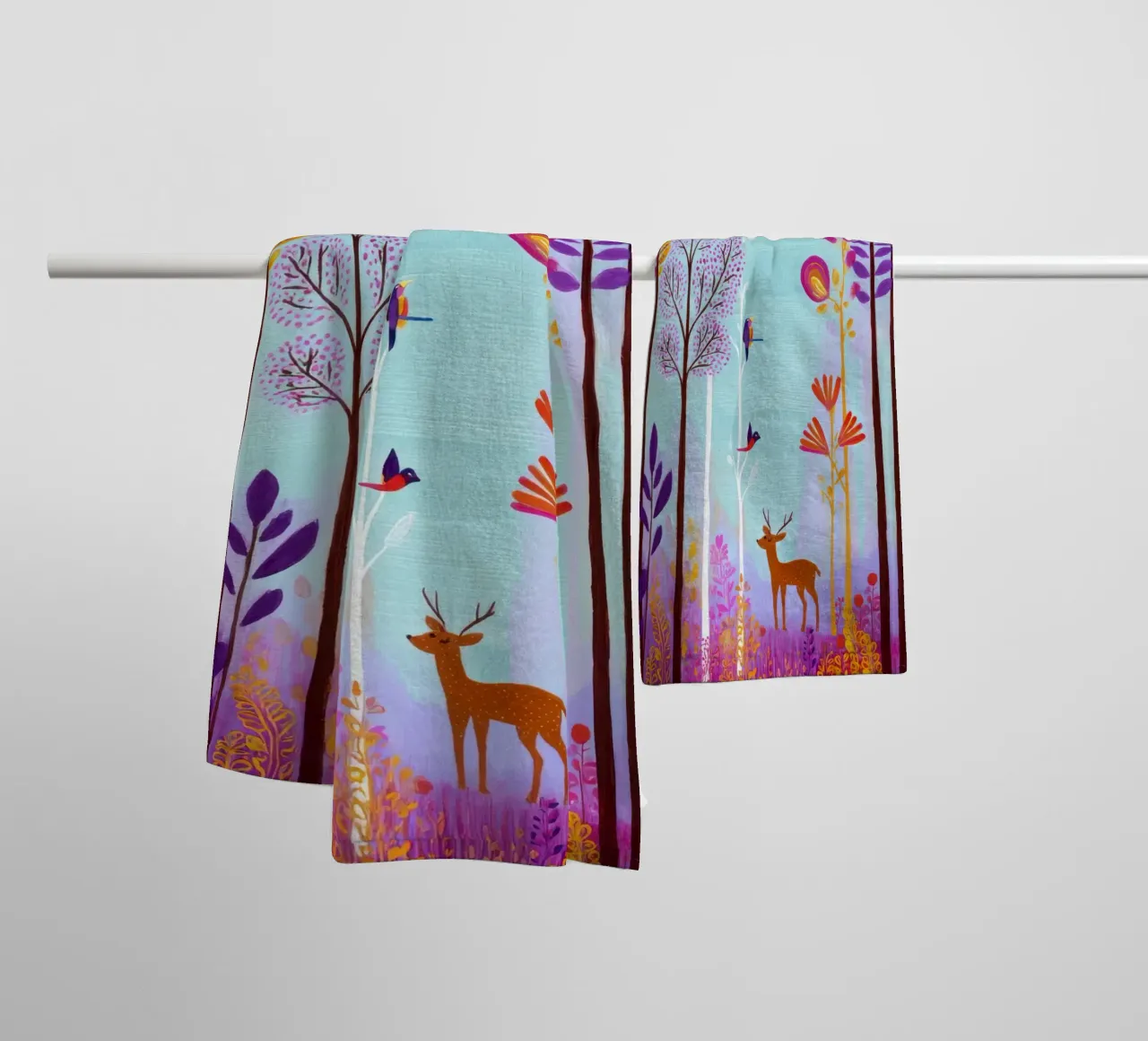 Foresta incantata colorata con cervi e uccelli asciugamano da bagno da Artbyvo