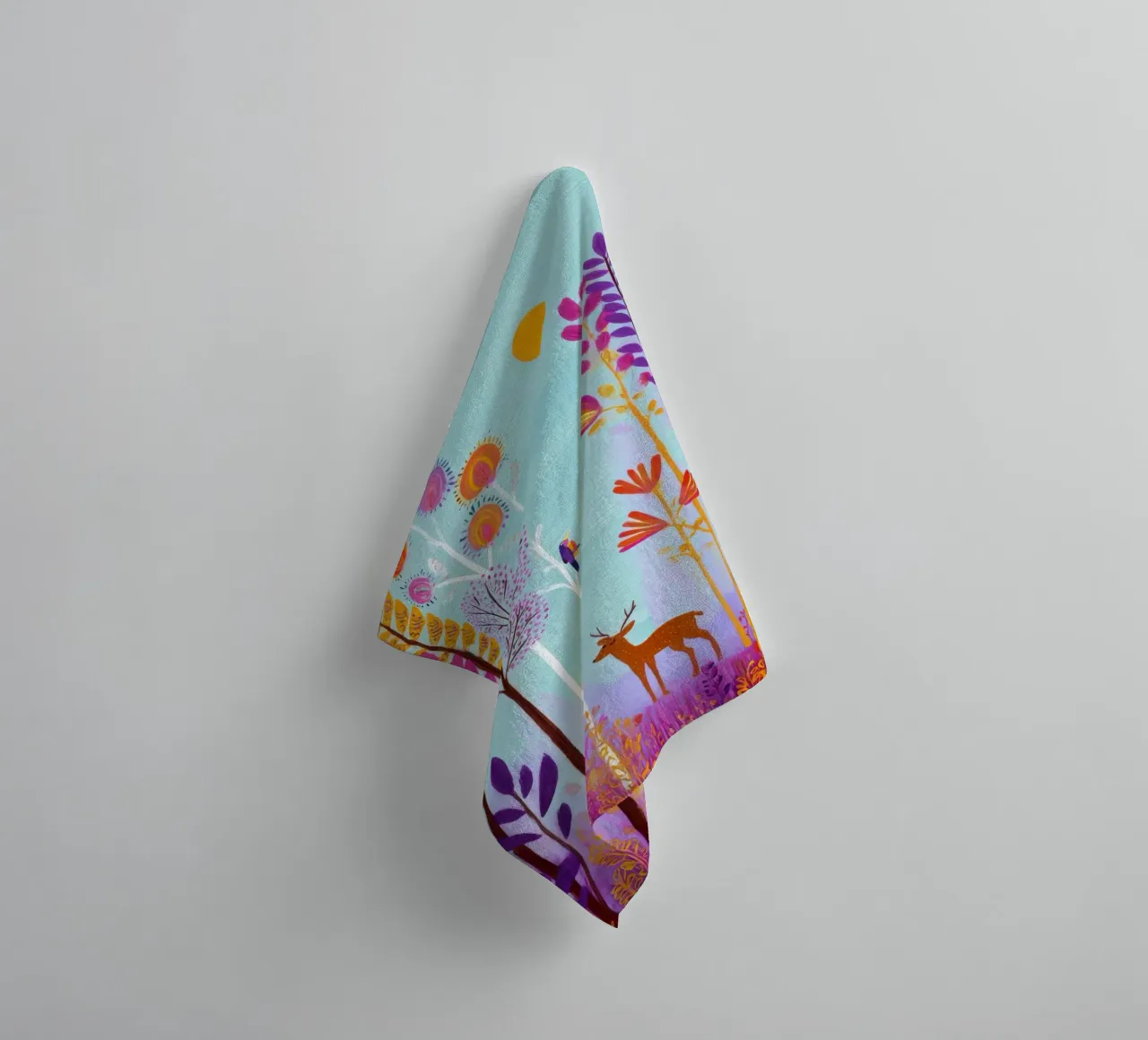 Foresta incantata colorata con cervi e uccelli asciugamano da bagno da Artbyvo