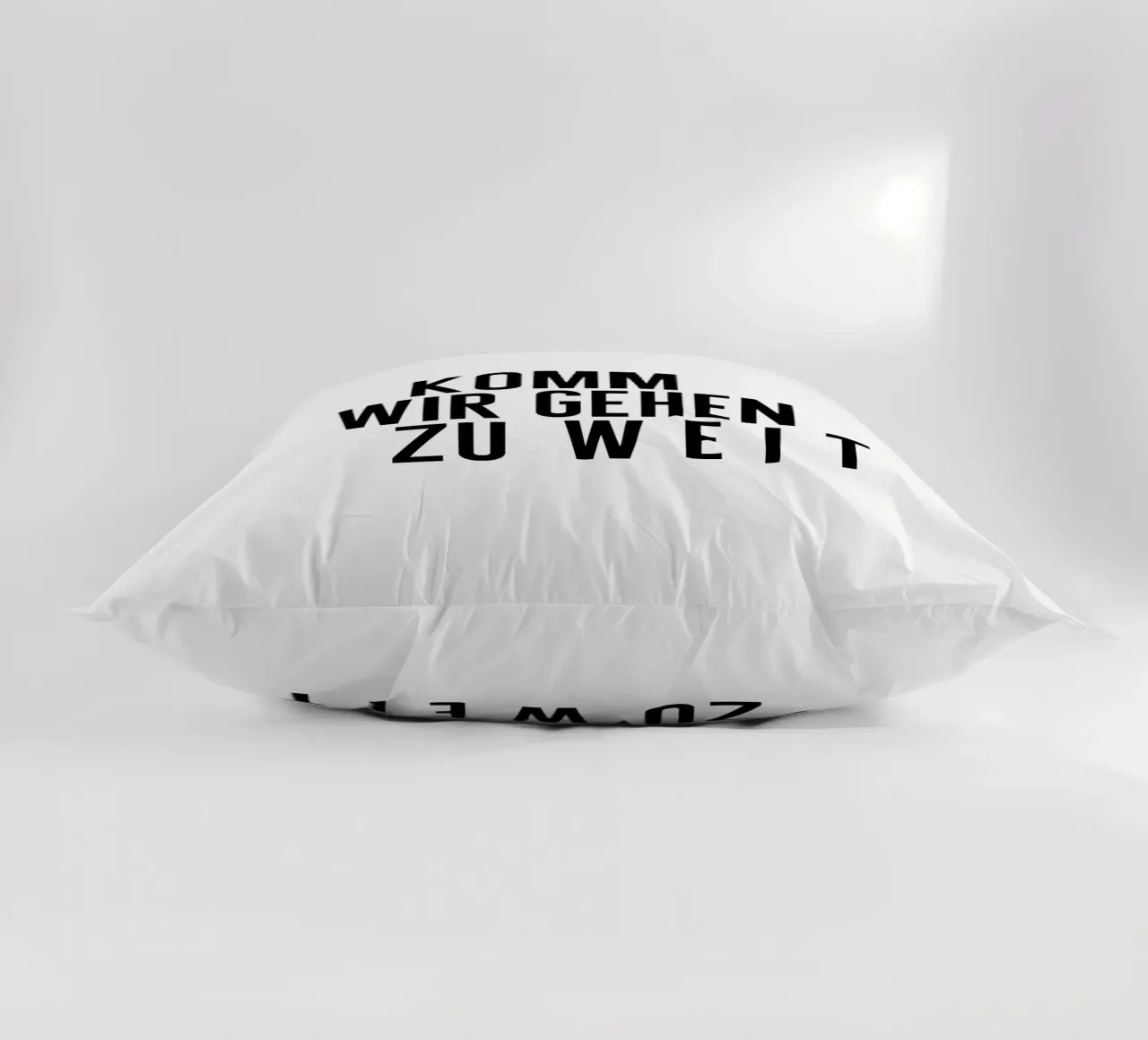 Zu Weit cuscino da PurePeachStudio