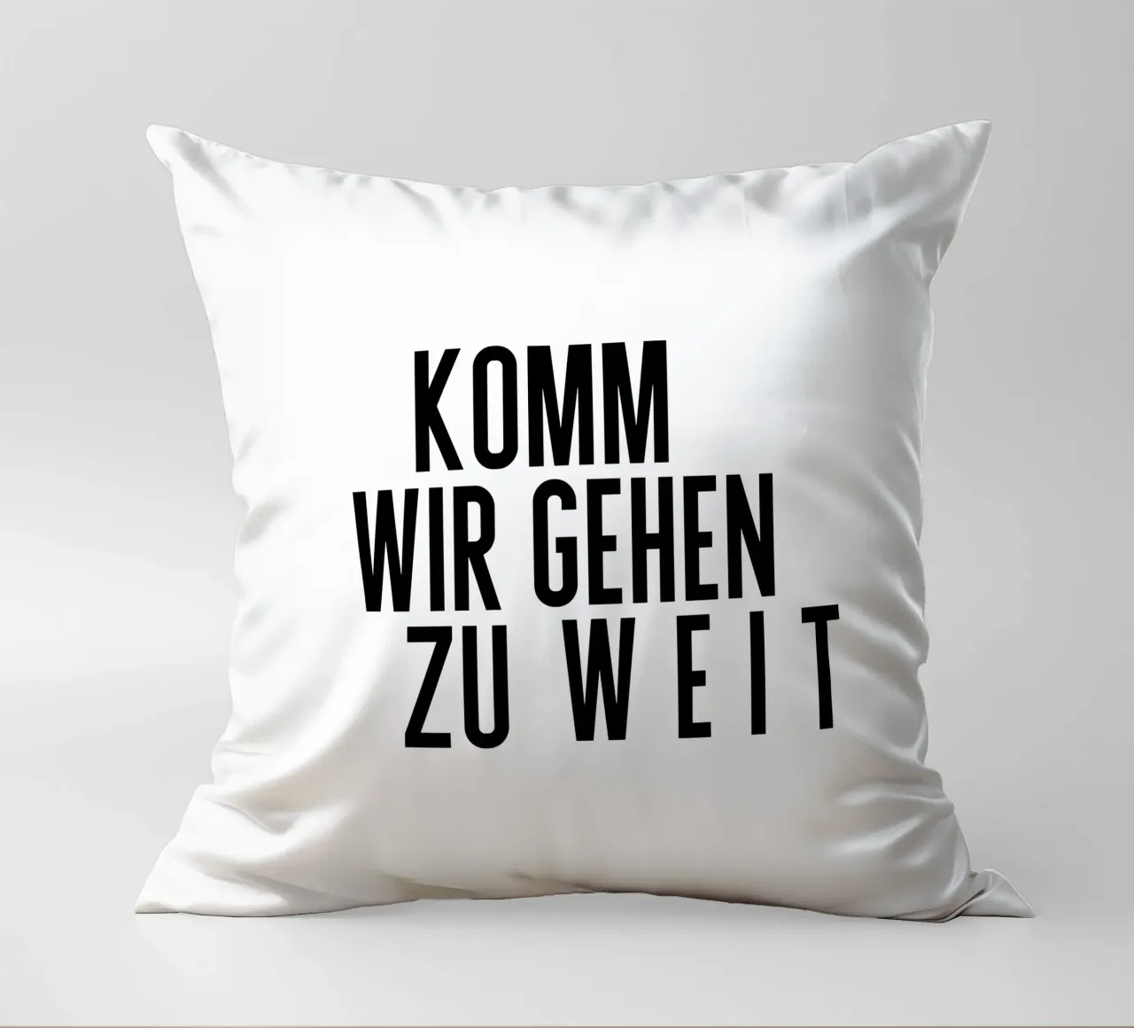 Zu Weit cuscino da PurePeachStudio