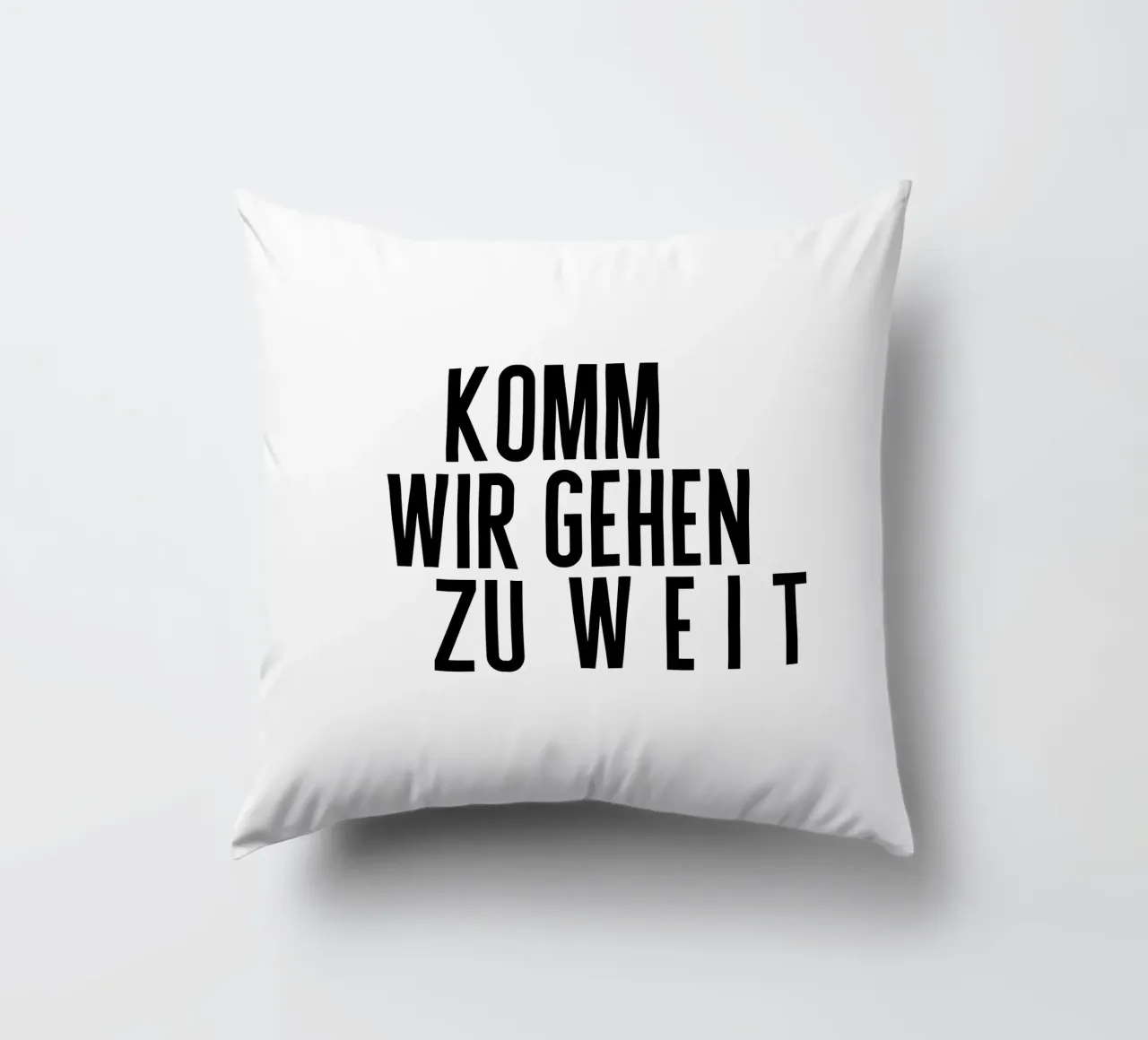 Zu Weit cuscino da PurePeachStudio