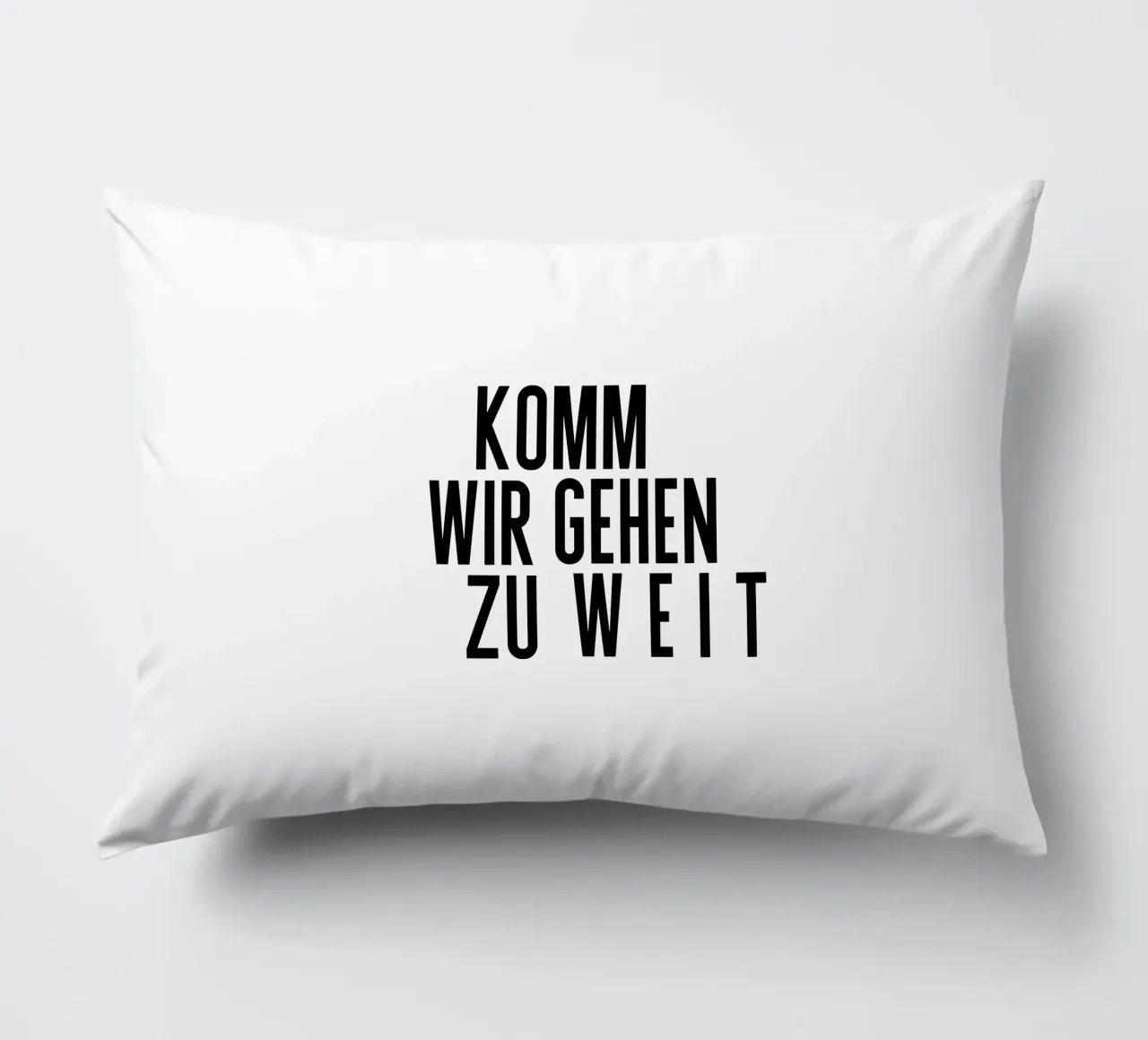 Zu Weit cuscino da PurePeachStudio
