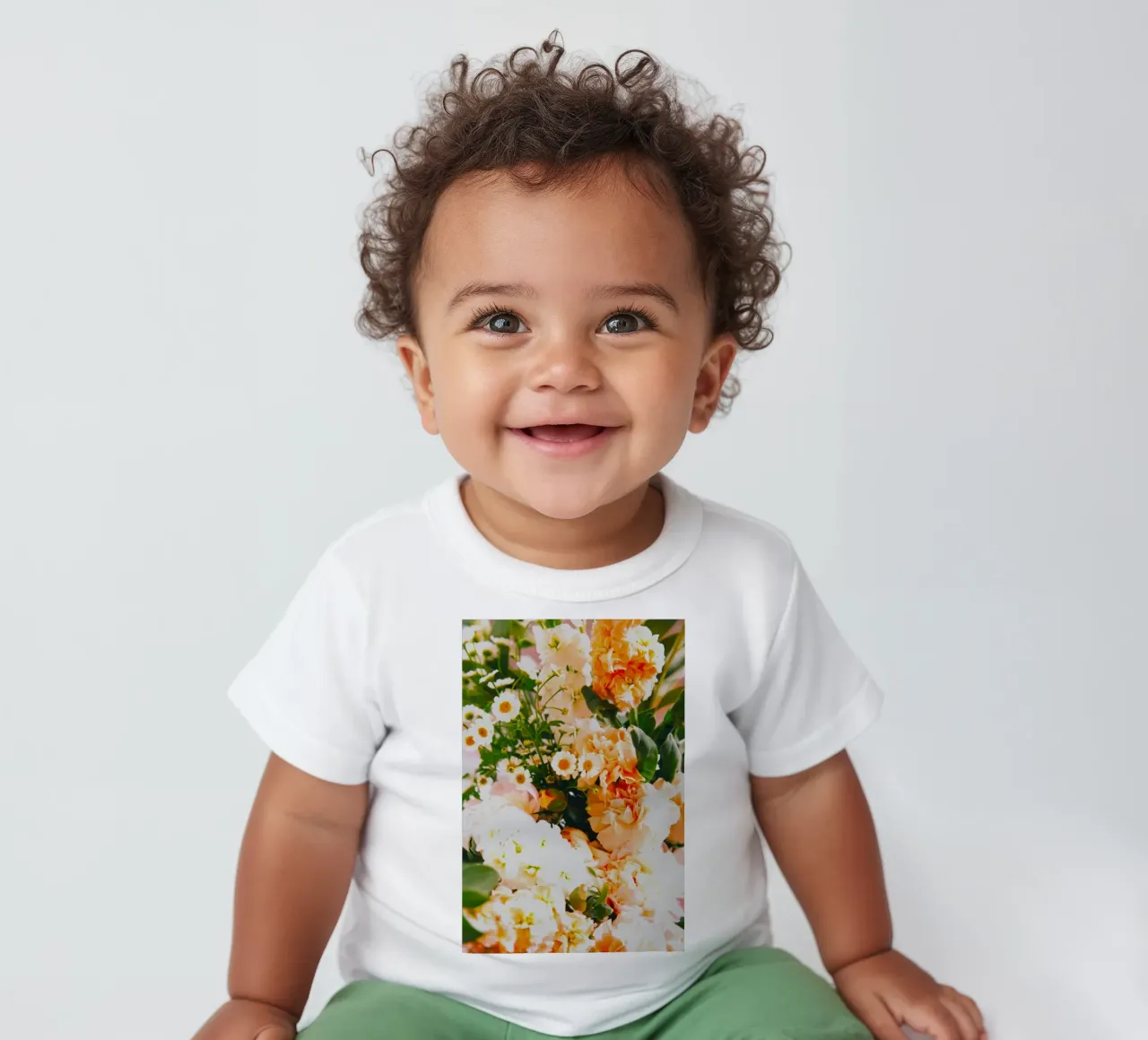I petali danno colore, diffondono amore maglietta neonato da Nature's Palette