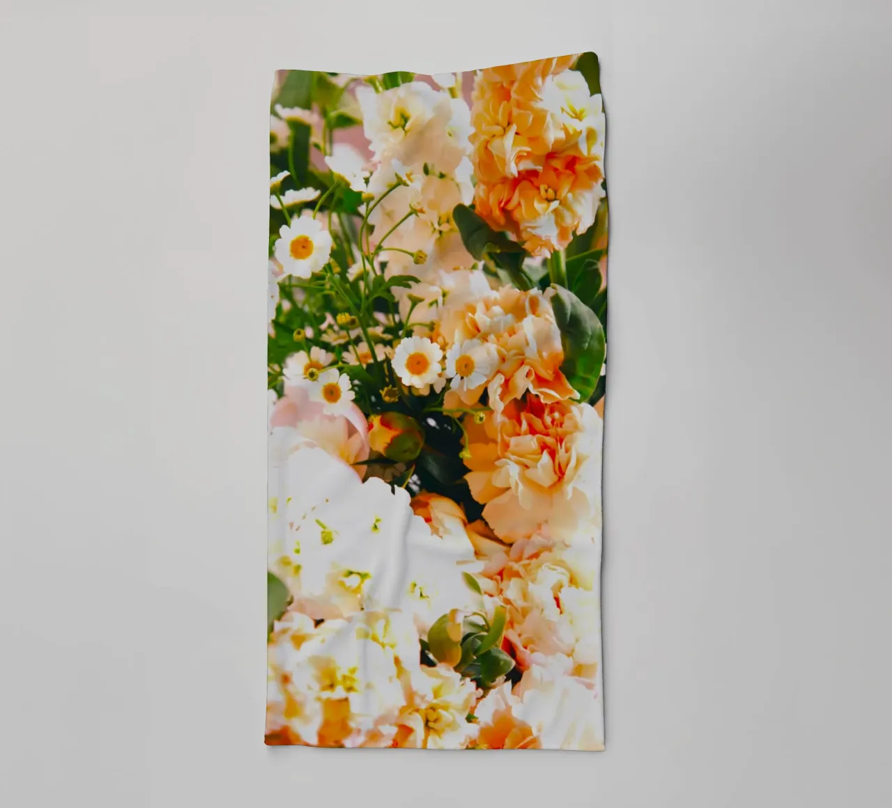 I petali danno colore, diffondono amore asciugamano da bagno da Nature's Palette