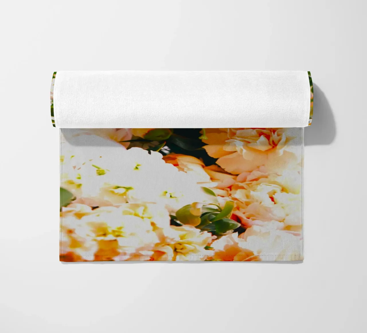 I petali danno colore, diffondono amore telo mare da Nature's Palette