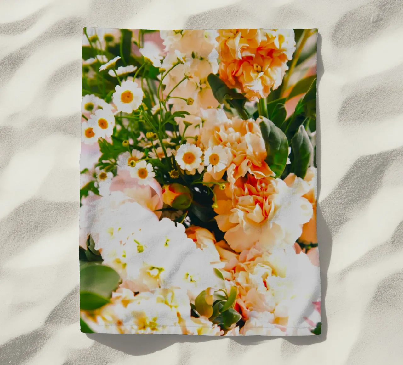 I petali danno colore, diffondono amore telo mare da Nature's Palette