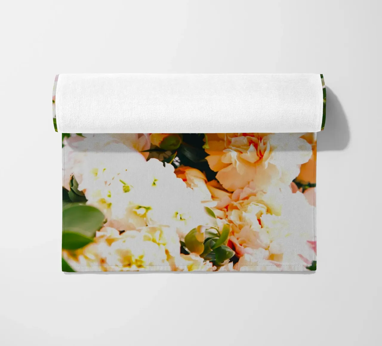 I petali danno colore, diffondono amore telo mare da Nature's Palette