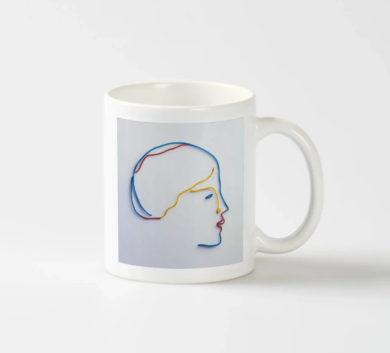 Profilo della linea scultorea tazza in ceramica da Katarsis Mann