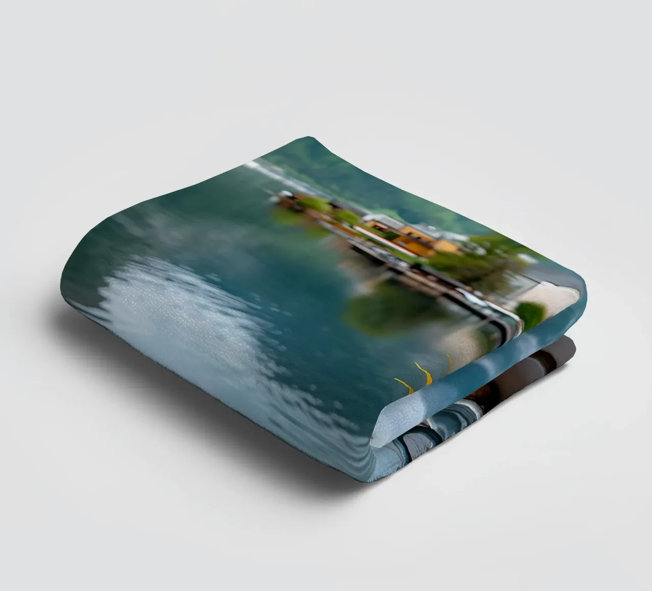 Divertimento sul lago di Hallstatt asciugamano da bagno da M-Ulrich-Digital Art