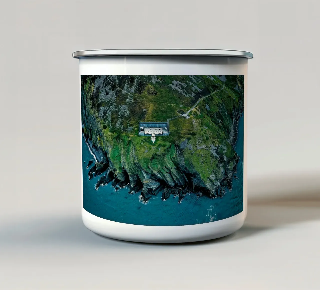 isola lontana tazza in smalto da Earthly Visions