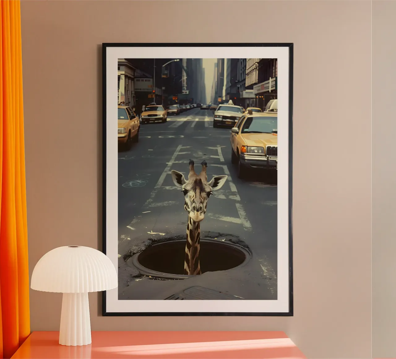 Giraffa nella giungla urbana poster con telaio in legno da M-Ulrich-Digital Art