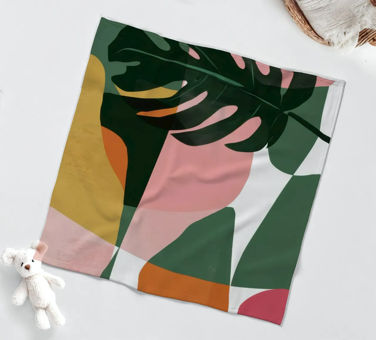 Patchwork di foglie geometriche coperta in pile da Kala Martir