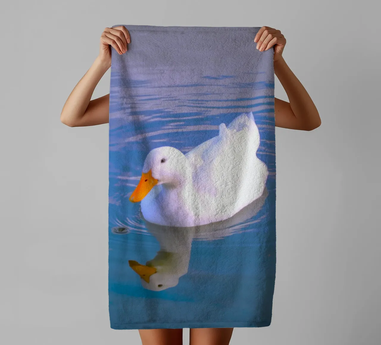 Witte eend - symbool van vrede en rust badhanddoek van Nature's Palette