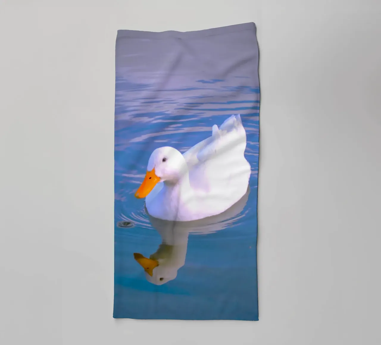 Witte eend - symbool van vrede en rust badhanddoek van Nature's Palette