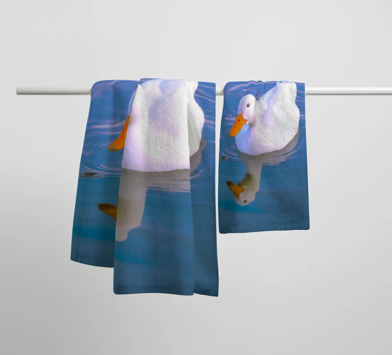 Witte eend - symbool van vrede en rust badhanddoek van Nature's Palette