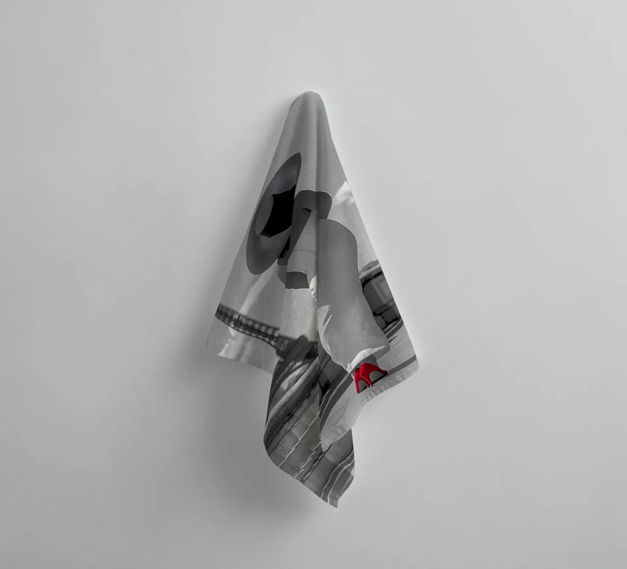 Modisches Statement am Eiffelturm Handtuch von M-Ulrich-Digital Art