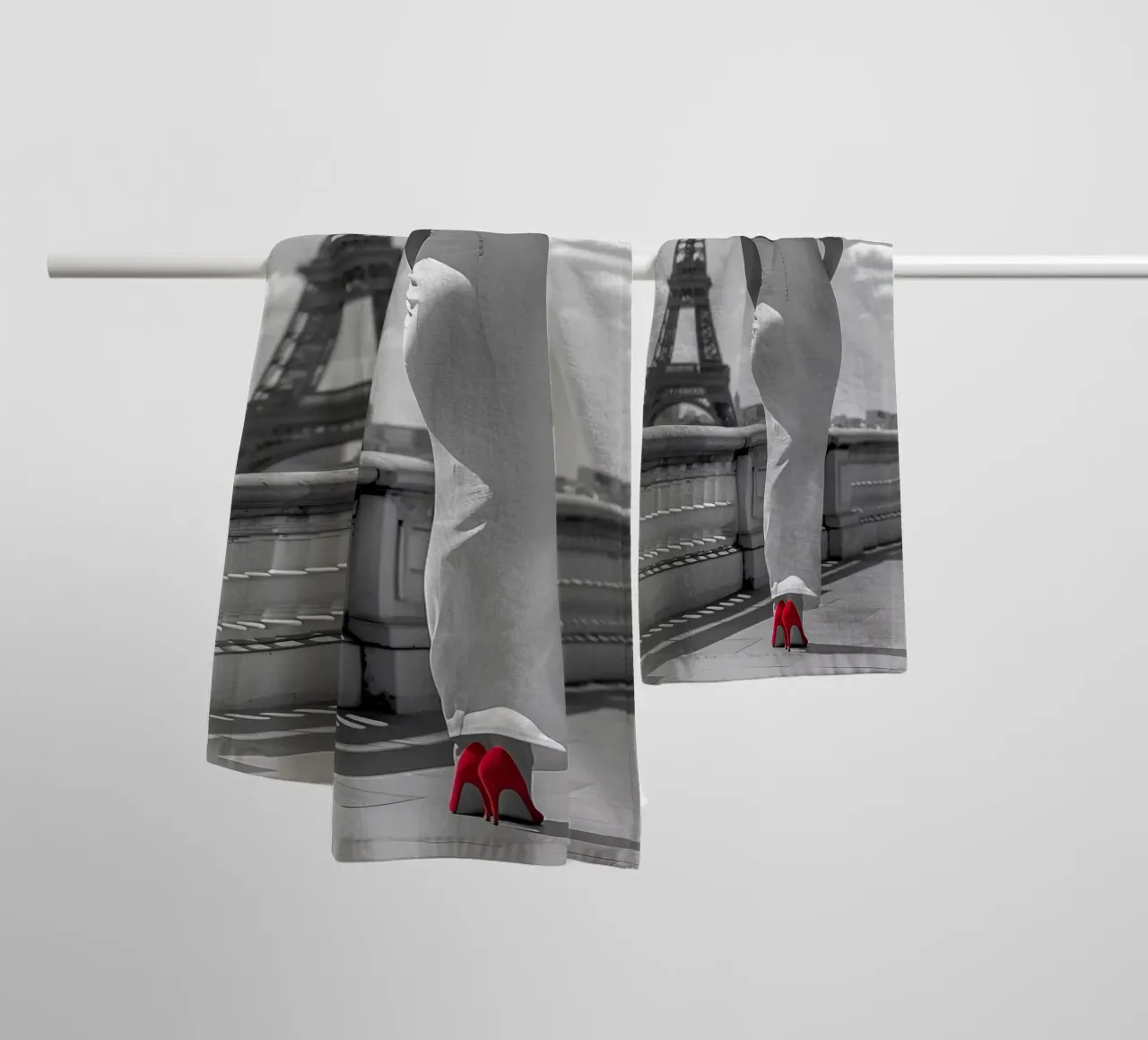 Modisches Statement am Eiffelturm Handtuch von M-Ulrich-Digital Art