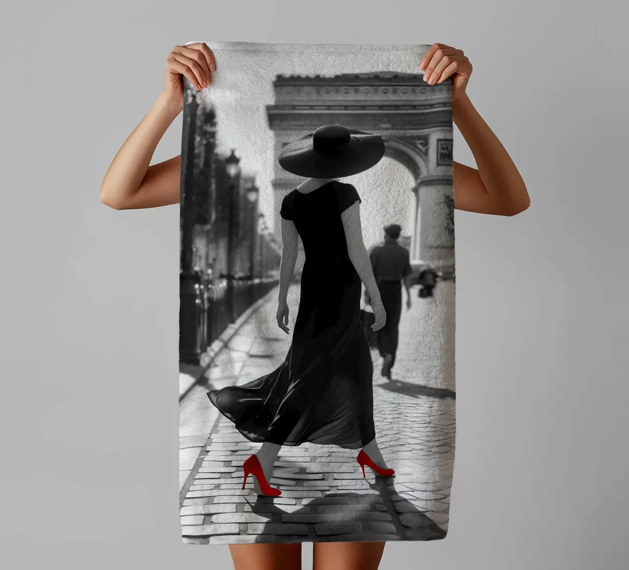 Modisches Statement am Arc de Triomphe Handtuch von M-Ulrich-Digital Art