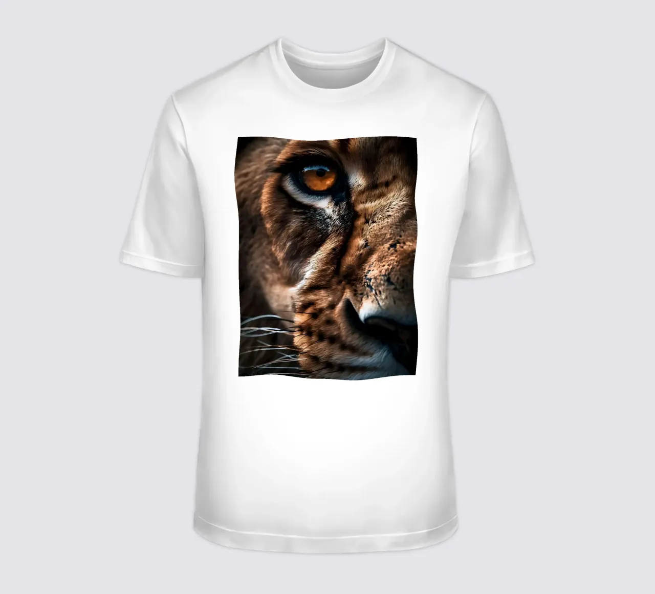 Betoverende leeuwenoog macro t-shirt van Liam Johnson